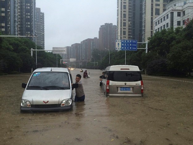 Snažne kišne oluje paralizirale Peking, promet u potpunosti obustavljen